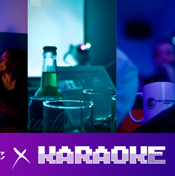 Personne souriante, boissons et tasses sur une table, fond lumineux bleu-violet. L'ambiance évoque une soirée "X KARAOKE" conviviale.