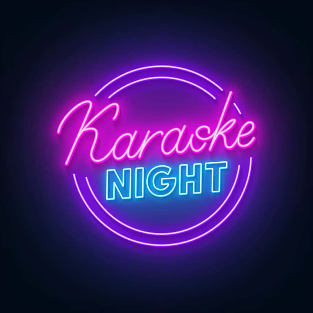 Karaoke Night: L'enseigne néon festive pour vos soirées! Enseigne néon lumineuse "Karaoke Night" en rose et bleu, entourée de cercles violets sur fond sombre dégradé.