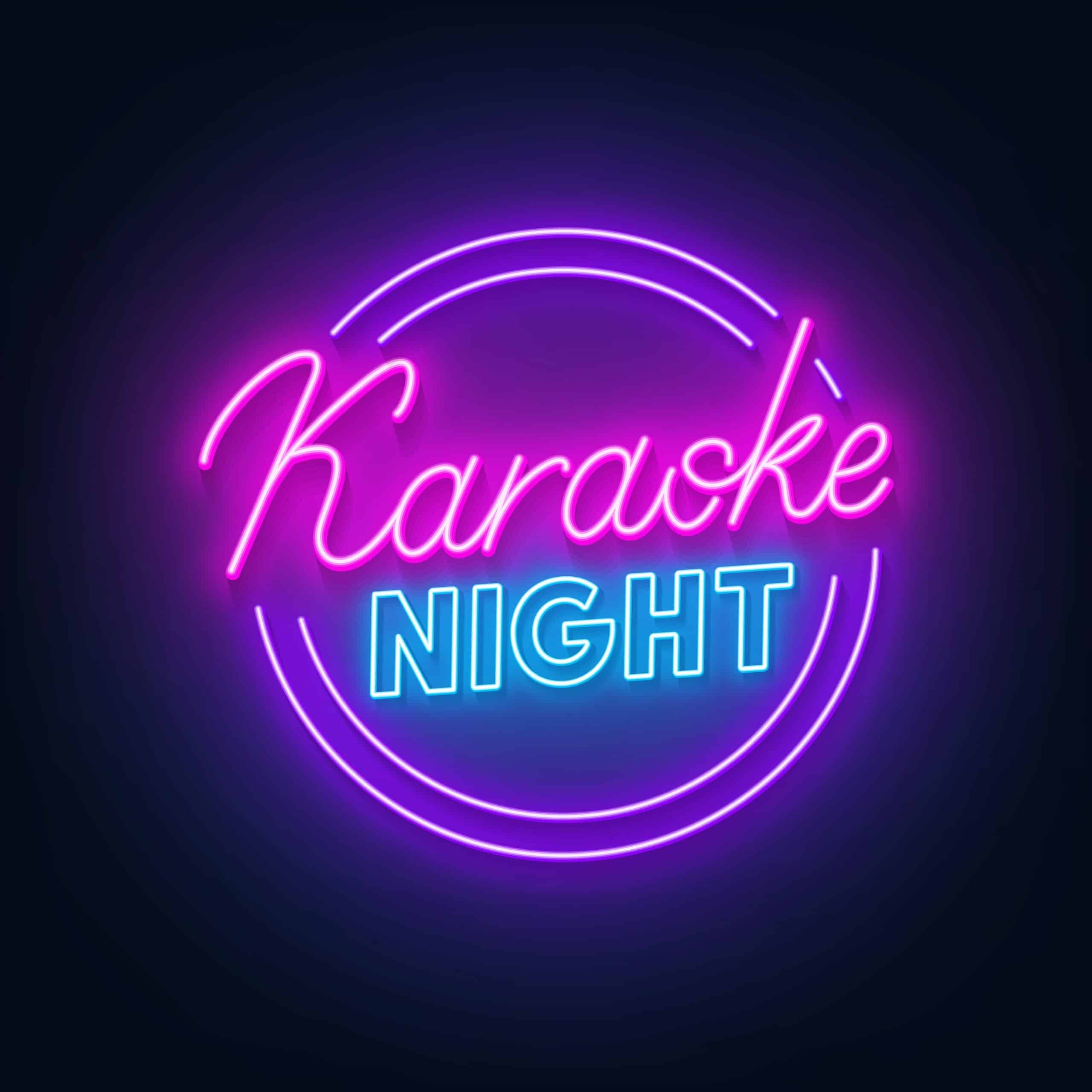Enseigne néon lumineuse "Karaoke Night" en rose et bleu, entourée de cercles violets sur fond sombre dégradé.
